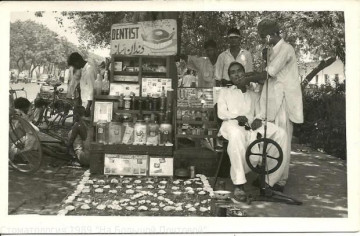 Pakistan-Street-Dentist-Karachi-in-1950s-1608[1].jpg